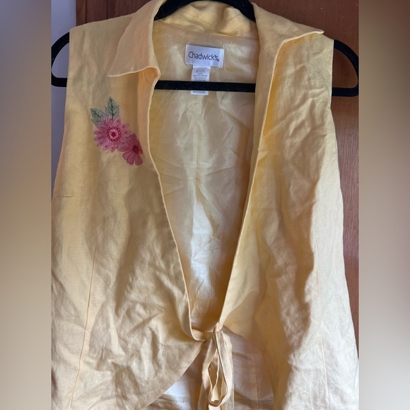 Chadwicks Tops - Chadwick’s size 10 yellow shirt with flower detailing